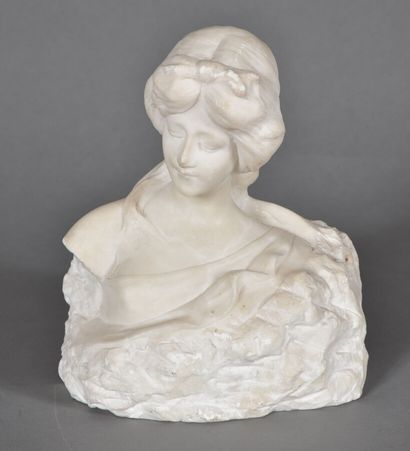  Sculpture en marbre figurant un buste de jeune femme. 
Vers 1900. 
H. 20 cm L. 16,5...