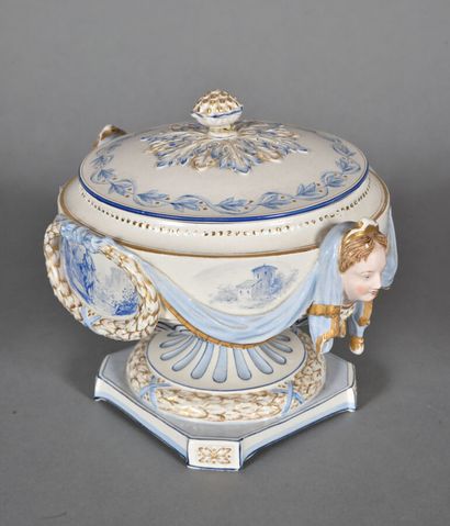  * Petit légumier couvert dans le style Louis XVI en porcelaine, prises en tête de...