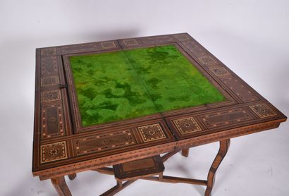  Table de jeu syrienne en marqueterie de bois exotique, filets composites et nacre...