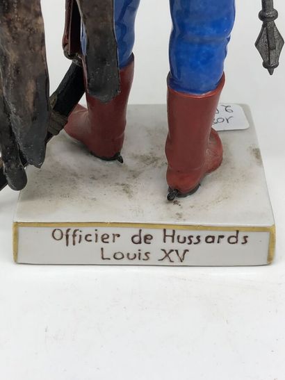 null Adrien Van Gerdinge (1921 - 2006)

Figurine en porcelaine représentant un officier...