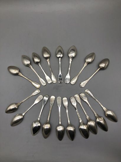 null Dix-sept petites cuillères en argent modèles uni-plat et filets, spatules chiffrées...