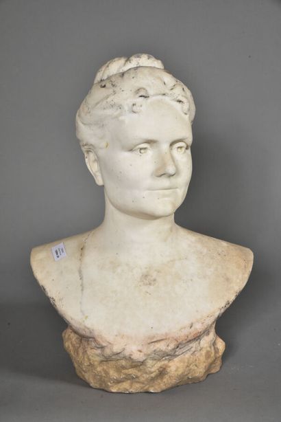 null Grand sujet en marbre sculpté figurant un buste de femme au chignon. 

Signé...