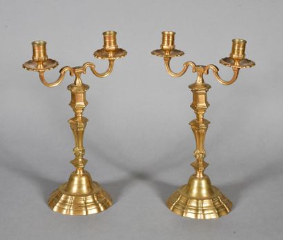 * Paire de candélabres en bronze redoré, à deux bras de lumière. 
XVIIIème siècle....