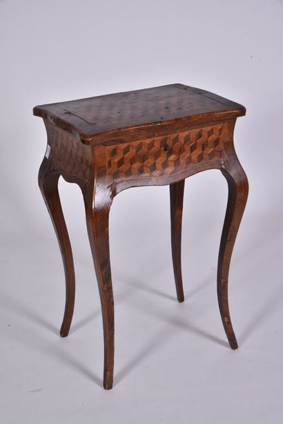  * Table travailleuse dans le style Louis XV en bois de placage et marqueterie de...