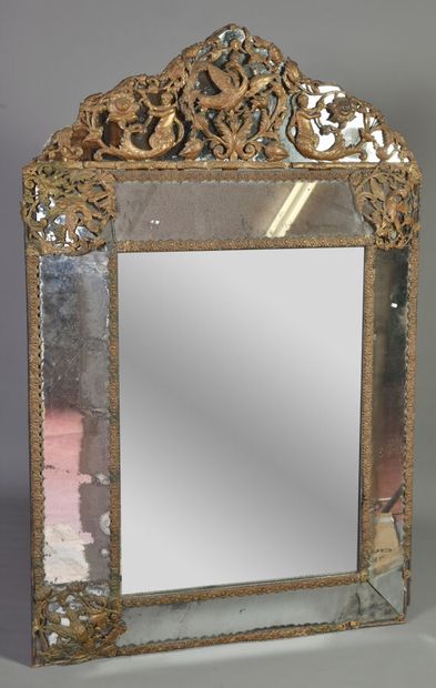  Grand miroir à profil inversé et garni d'un fronton orné de laiton doré dont fronton...