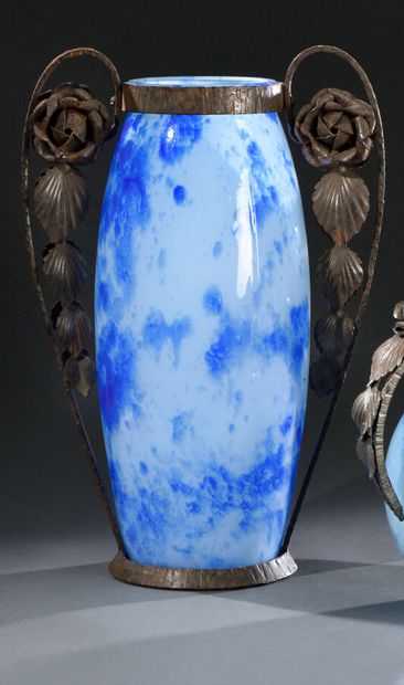 DELATTE - NANCY 
Vase à corps obusal en verre...