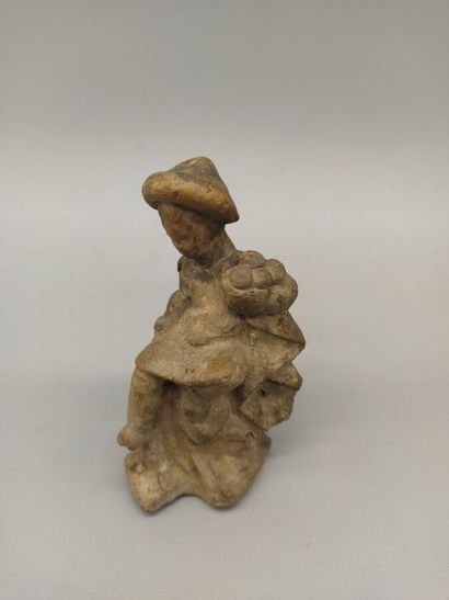 null Statuette d'Eros ou de Dionysos enfant assis sur un rocher.

Terre-cuite ocre....