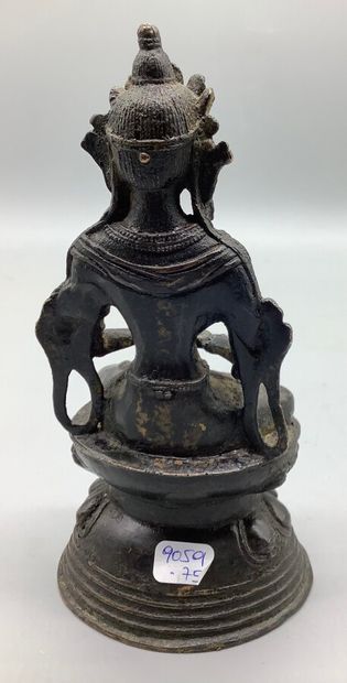 null Sujet en bronze de patine noircie, représentant le bodhisattva Amitayus assis...