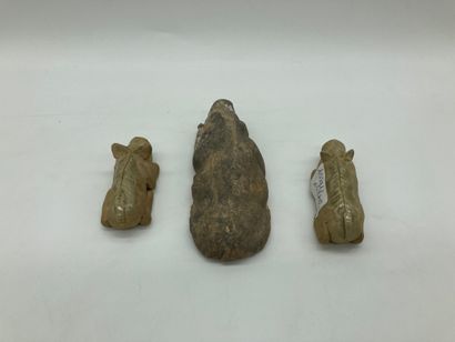 null Trois petits cochons en terre-cuite, les deux petits avec glaçure sur le dos.

Chine,...