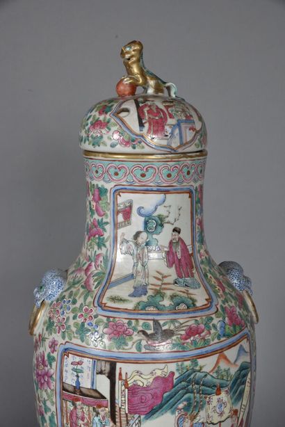 null Grand vase couvert en porcelaine de Canton, à décor en émaux de la famille rose...