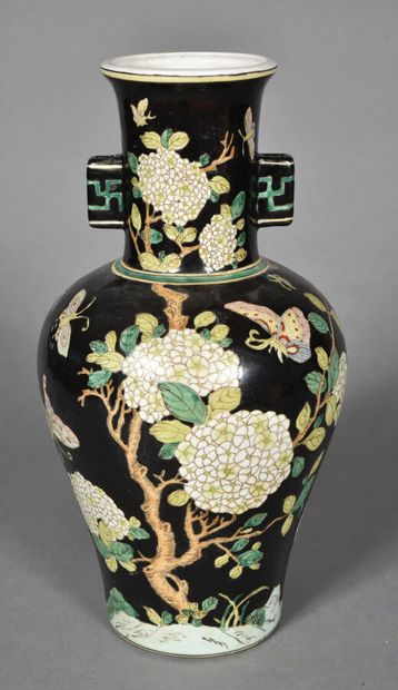 Vase en céramique à décor polychrome sur...