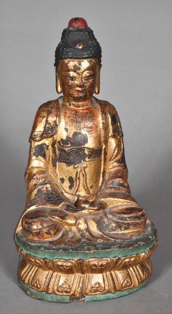 Bouddha en bronze laqué or avec rehauts de...