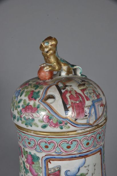 null Grand vase couvert en porcelaine de Canton, à décor en émaux de la famille rose...