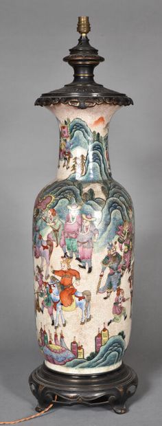 Grand vase en grès de Nankin, à décor polychrome...