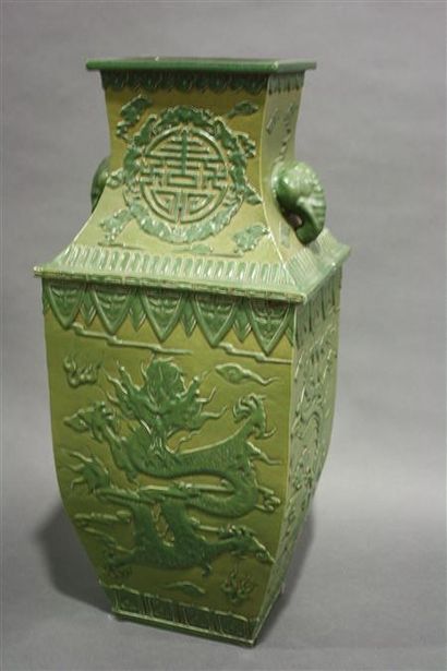 null Grand vase quadrangulaire, de forme fanghu, en porcelaine émaillée vert à l'imitation...