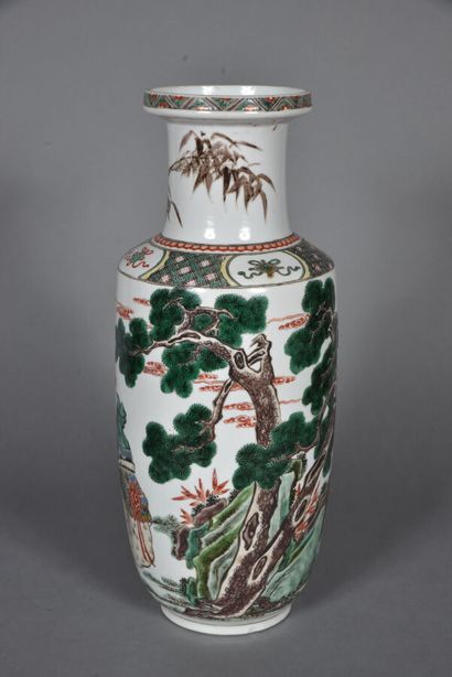null Vase en porcelaine et émaux de style famille verte à décor des Sanxing, les...