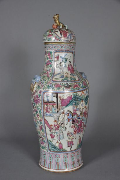 Grand vase couvert en porcelaine de Canton,...