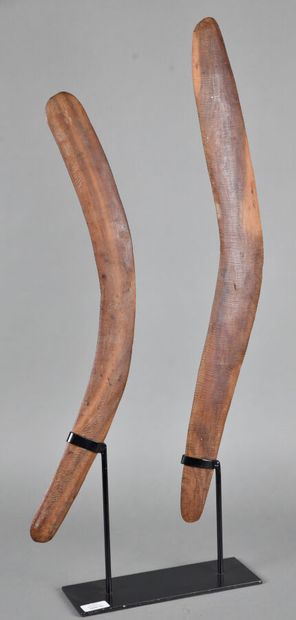 null Deux boomerangs Aborigènes, Australie

Bois à patine brune

L. 63 cm et 73 cm



Grattés...