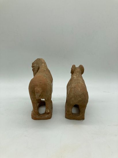 null Deux figurines en terre-cuite à patine terreuse, représentant un bélier et un...