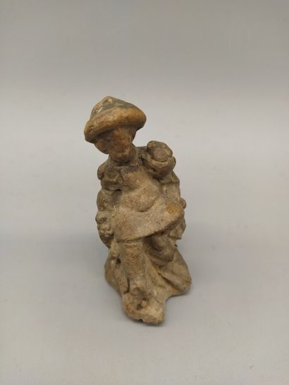 null Statuette d'Eros ou de Dionysos enfant assis sur un rocher.

Terre-cuite ocre....