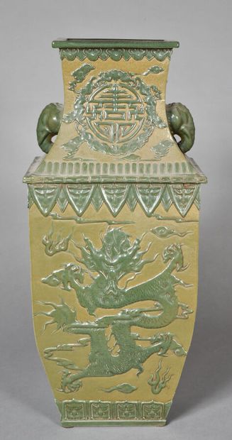 null Grand vase quadrangulaire, de forme fanghu, en porcelaine émaillée vert à l'imitation...