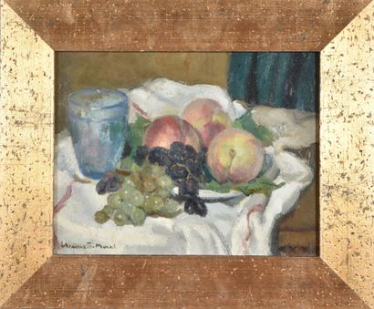  Henriette MOREL (1884-1956). 
Pêches et raisin. 
Huile sur carton. 
Signé en bas...