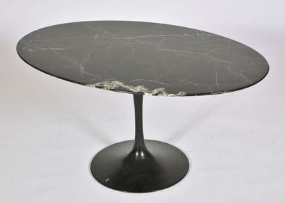 null Table basse ovale de Eero Saarinen, édition Knoll, plateau marbre marquina noir,...