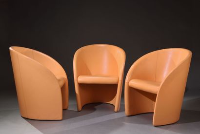 null Trois fauteuils en cuir gainé abricot de la Maison Poltrona. 

Modèle Intervista...