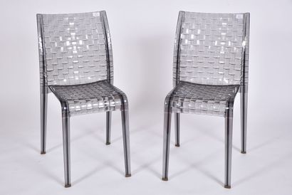 null Deux chaises modèle AMI AMI en polycarbonate transparent gris par TOKUJIN YOSHIOKA...