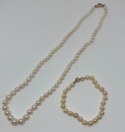 null Lot comprenant un collier de perles de culture en chute (diamètres 4.6 à 8 mm),...