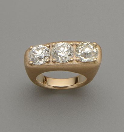 null Bague en or rose 18K (750/oo) satiné agrémentée d'une ligne de 3 diamants taille...
