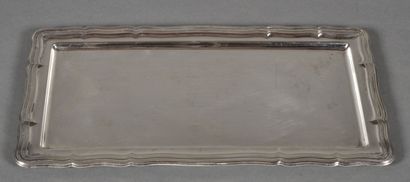 null Deux plateaux en métal blanc à contours de perles ou de filets. 

XXème siècle.

39...