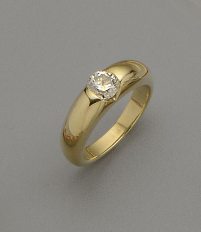 null Bague "Jonc Bombé" en or jaune 18K (750/oo) lisse centrée d'un diamant taille...