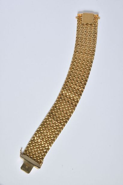 null Bracelet ruban en or jaune 18K (750/oo) à maille chevrons tissés. Dimensions...