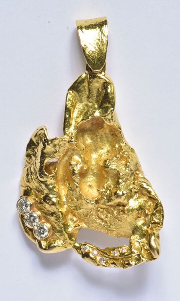 null Pendentif en or jaune 18K (750/oo) figurant une pépite (reconstituée) agrémentée...