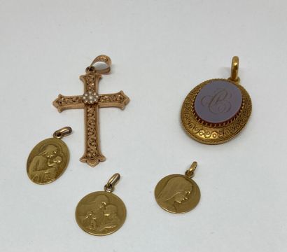 null Lot en or jaune 18K (750/oo) comprenant un pendentif "Croix" à décor de frises...