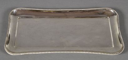 null Deux plateaux en métal blanc à contours de perles ou de filets. 

XXème siècle.

39...