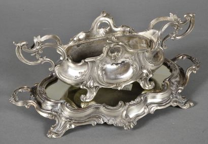 null Centre de table en métal argenté dans le style Louis XV, à décor de filets et...