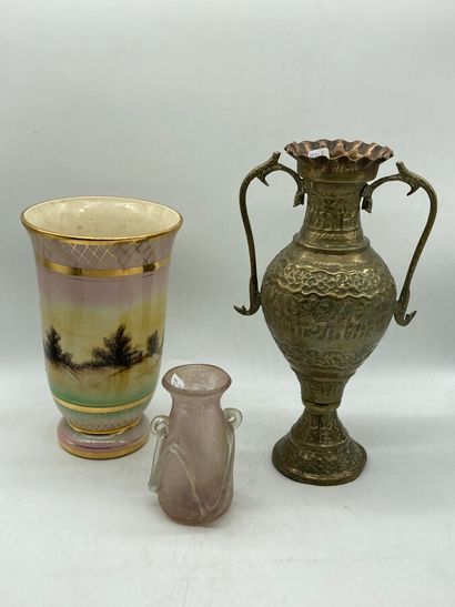 null Lot comprenant trois vases : dans le goût de l'antique, en porcelaine, en c...