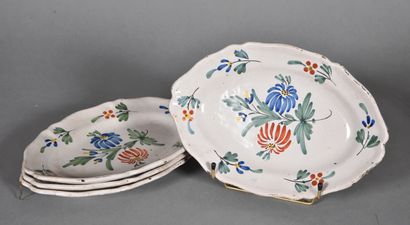 null Quatre petits plats oblongs à décor polychrome de fleurs stylisées.

XIXème...