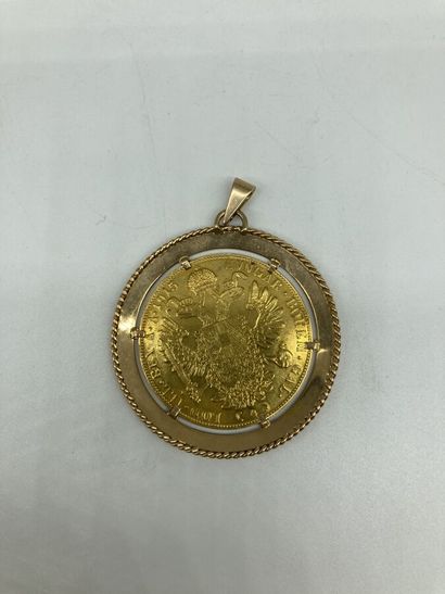 null PENDENTIF en or jaune orné d'une pièce de 4 ducats.

23,8 gr. AC