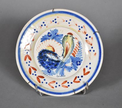 null Assiette en faïence à décor polychrome d''un oiseau et inscription "QUIMPER"

D...