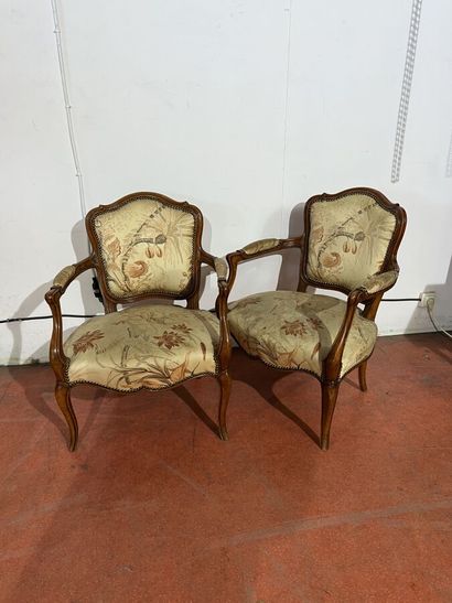 null Paire de fauteuils cabriolets en bois naturel à décor mouluré. 

Style Louis...