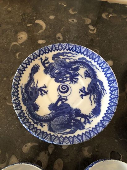 null Dix tasses et onze sous-tasses en porcelaine à décor en camaïeu bleu de dragons...