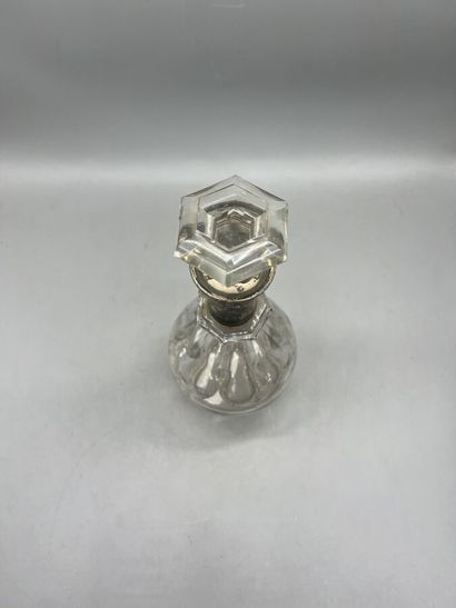 null Carafe en cristal, corps à godrons, col bagué argent.

H. 27 cm