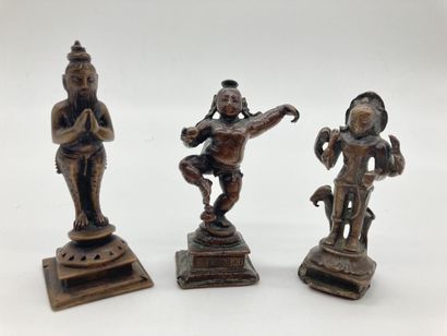 null Lot de 3 SCULPTURES en bronze patiné figurant des divinités. Inde. H. max 8,5...