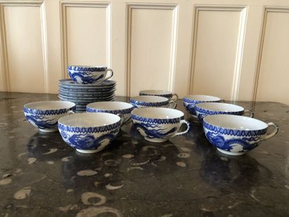 null Dix tasses et onze sous-tasses en porcelaine à décor en camaïeu bleu de dragons...