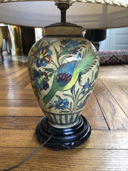 null Vase en céramique polychrome à décor d'oiseaux branchés et de fleurs de style...