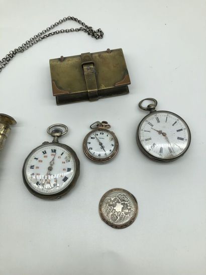 null Trois MONTRES gousset argent. Accidents. Poids brut :145 gr

Joint bourse de...