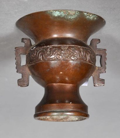 null Petit vase en bronze de patine brune, à large ouverture évasée et sur haut pied,...